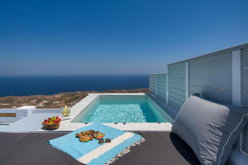 Deluxe Private Suite with heated Jacuzzi and sea view image 3