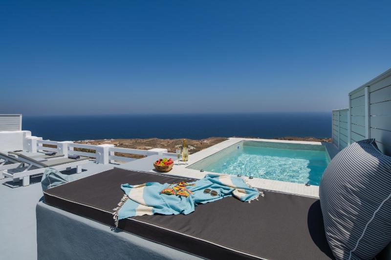 Deluxe Private Suite with heated Jacuzzi and sea view image 2