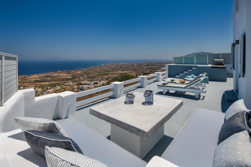 Deluxe Private Suite with heated Jacuzzi and sea view image 4