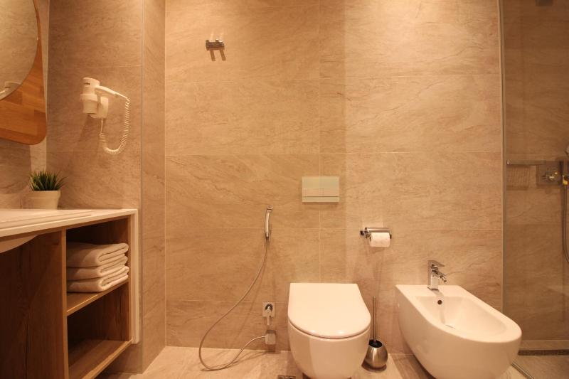 Deluxe Three-Bedroom Apartment image 4