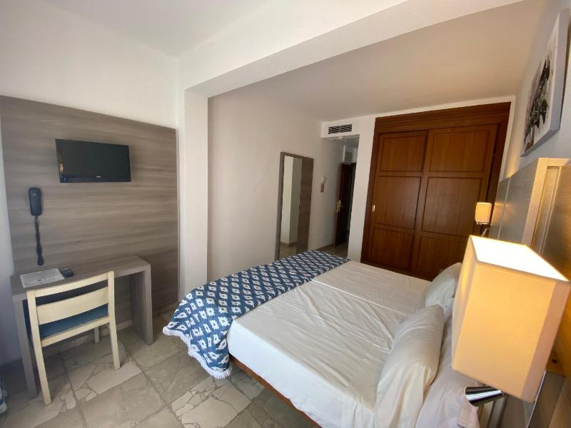 Superior Twin Room with City View image 2