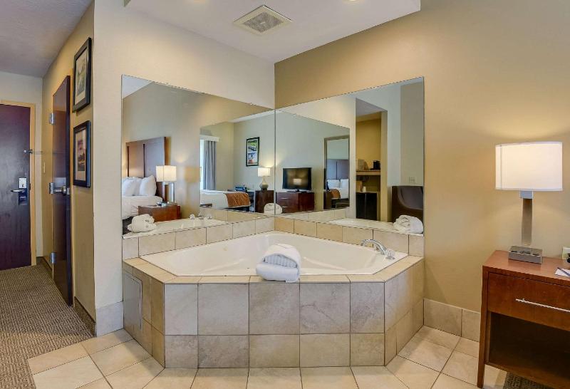 King Room with Whirlpool - Non-Smoking image 4