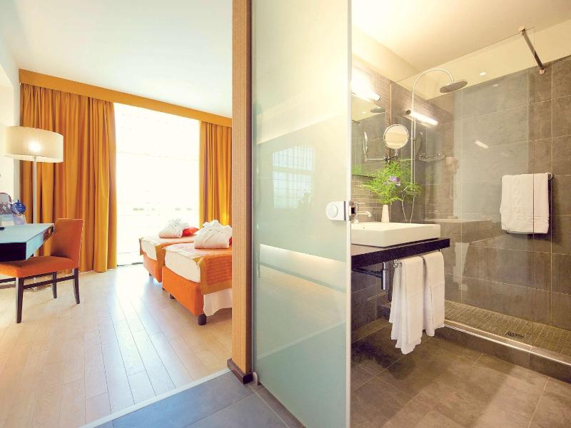 Standard Twin Room image 3