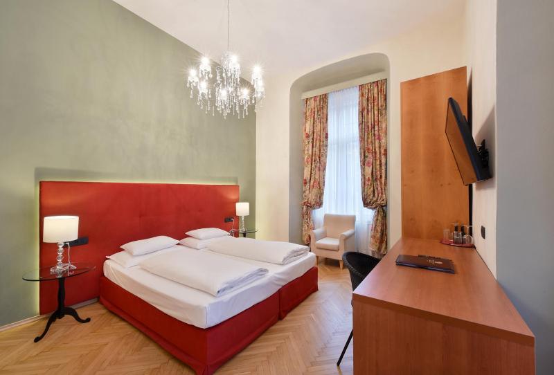 Classic Double Room image 3