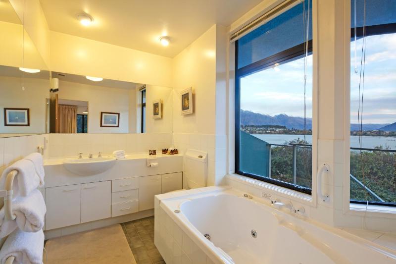 Spinnaker Bay Apartments - image 20