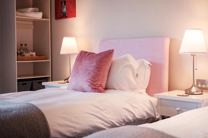 Cosy Twin Room image 2