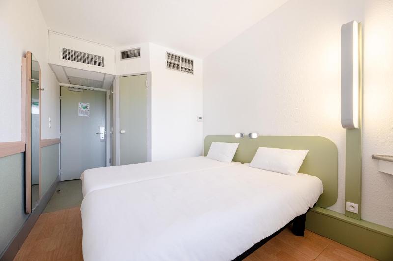 Double Room image 3