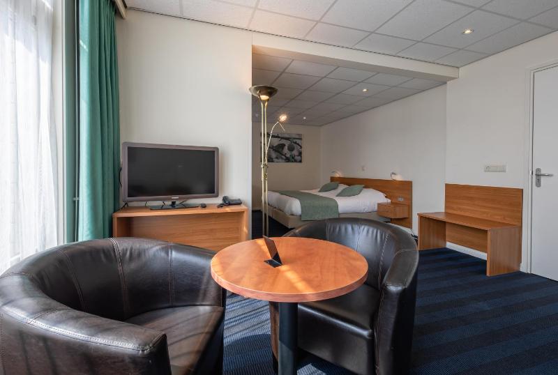 Deluxe Quadruple Room image 2
