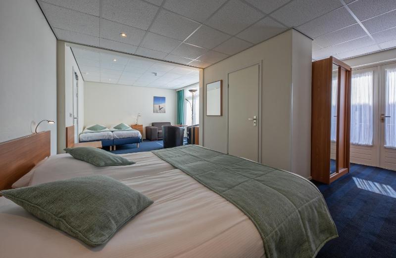 Deluxe Quadruple Room image 3