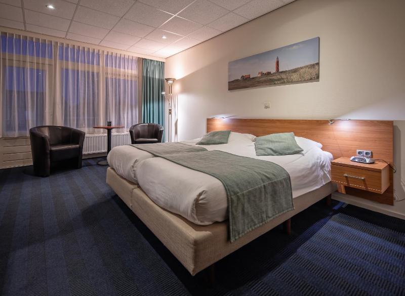 Deluxe Double Room with Balcony image 2