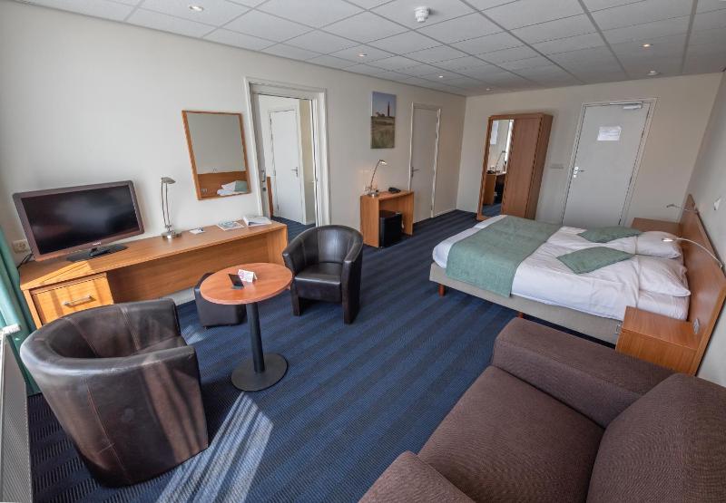 Deluxe Family Room with Balcony image 3