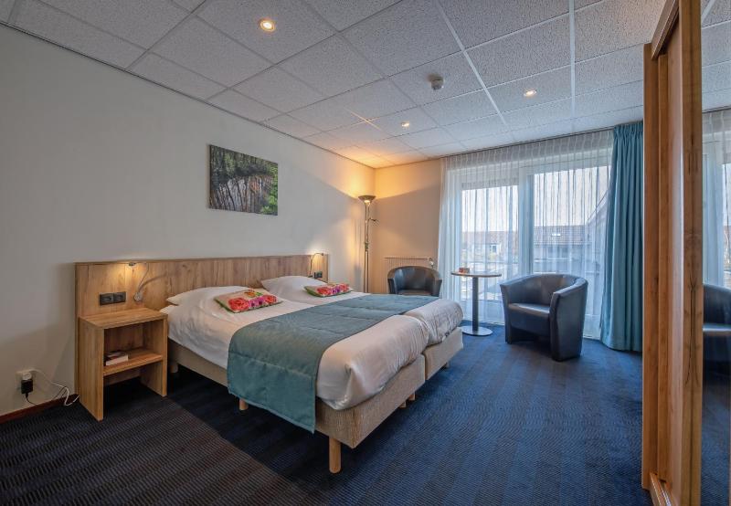 Double Room with Balcony image 2