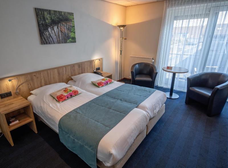 Double Room with Balcony image 4