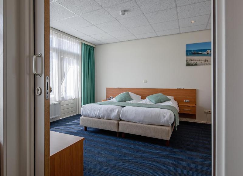 Deluxe Family Room with Balcony image 2