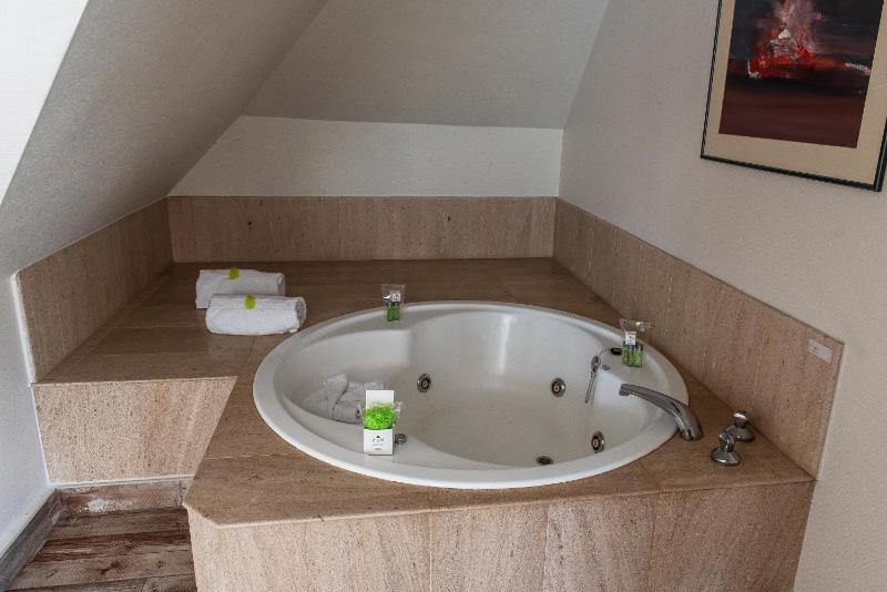 Suite with Spa Bath image 4