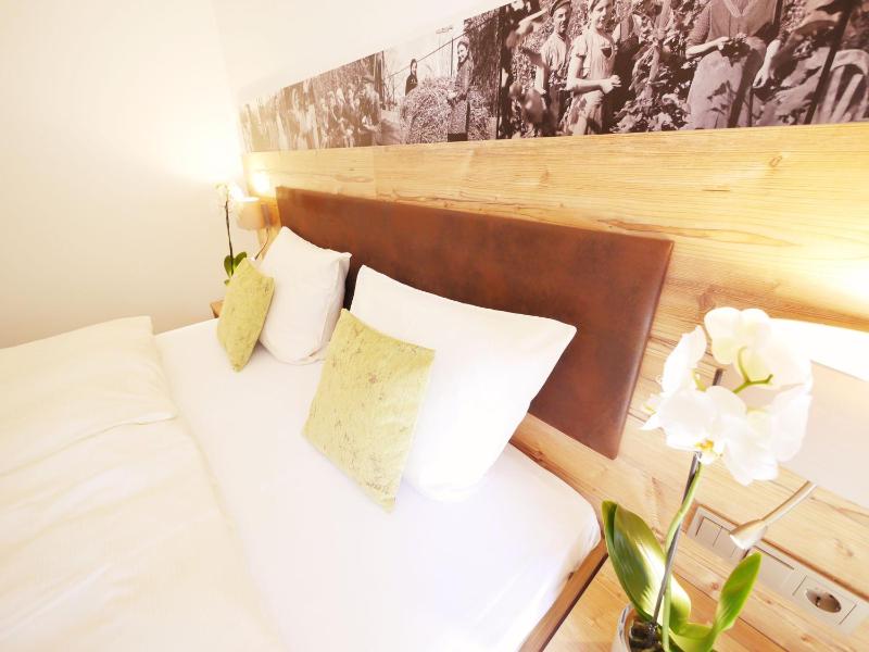 Premium Double Room image 3