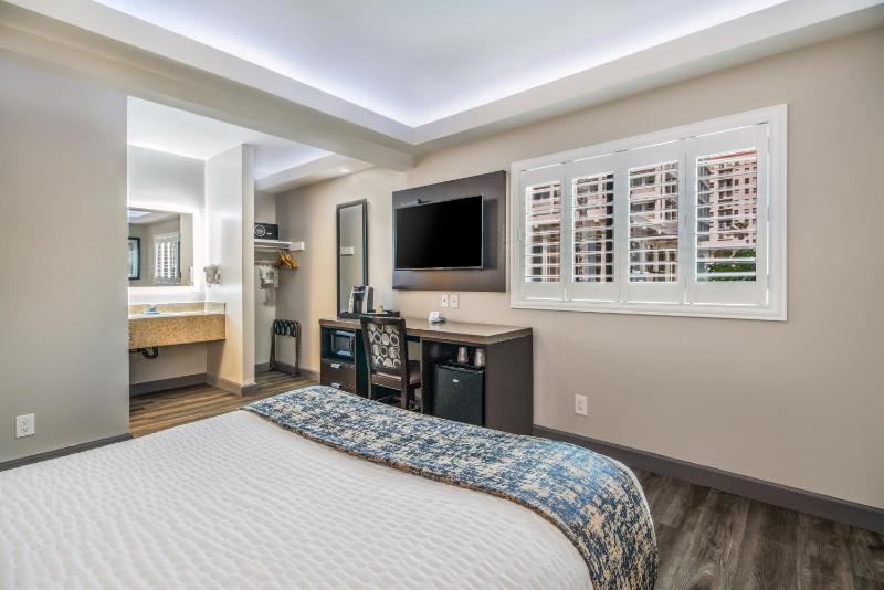 Double Room - Non-Smoking  image 3