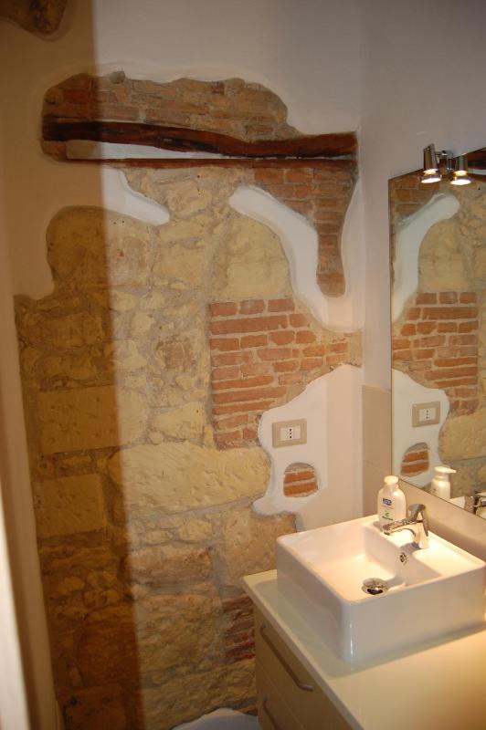 Deluxe Double or Twin Room with Balcony image 2
