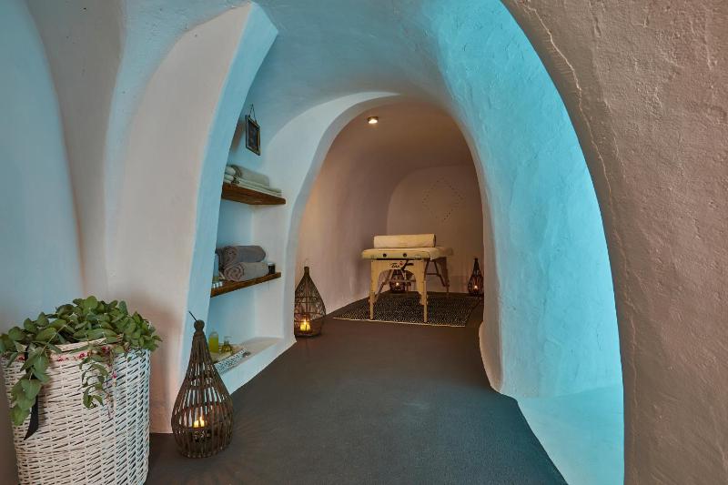 Two Bedroom Villa with Indoor Private Cave Pool  image 4