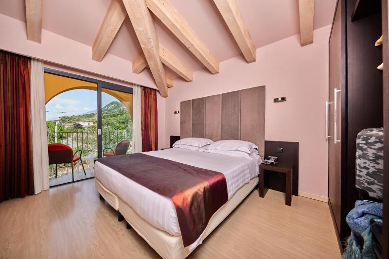 Double or Twin Room with Garden View image 2