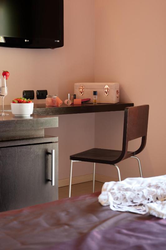 Double or Twin Room with Garden View image 4