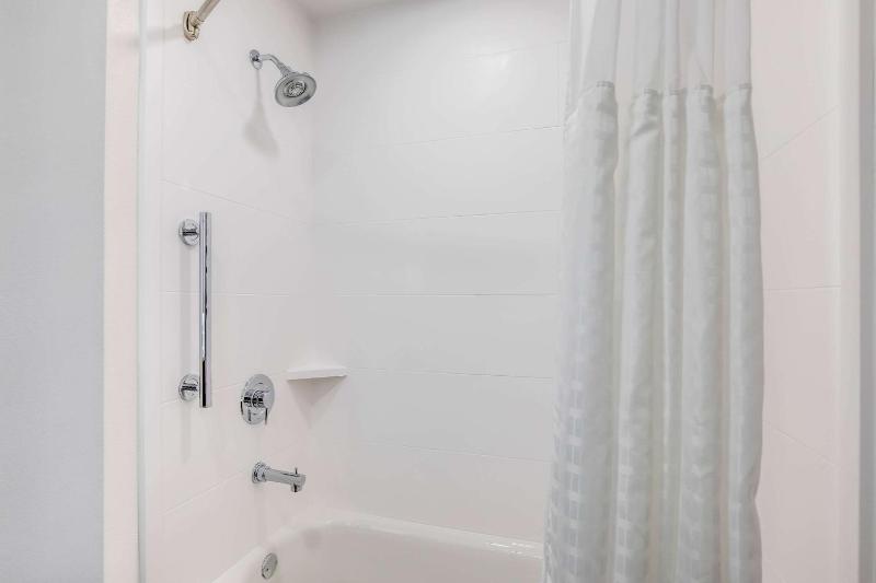 Standard Queen Room with Two Queen Beds - Non Smoking  image 1