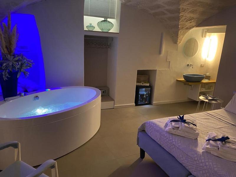Relax  Double Room with Spa Bath - Basement image 1