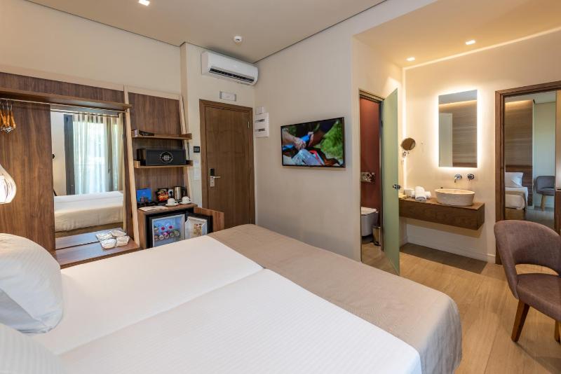 Superior Connecting Rooms with Balcony and City View image 4