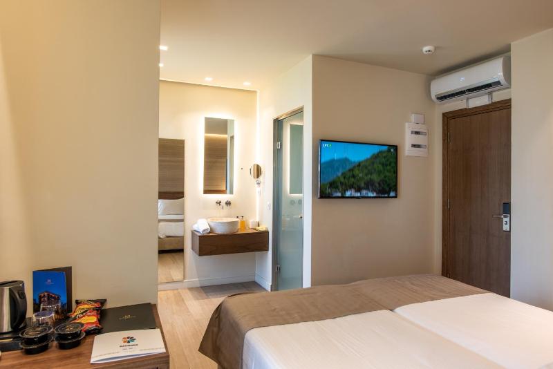 Superior Room with Balcony and City View image 3