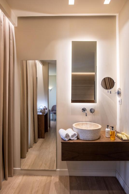 Superior Room with Balcony and City View image 2