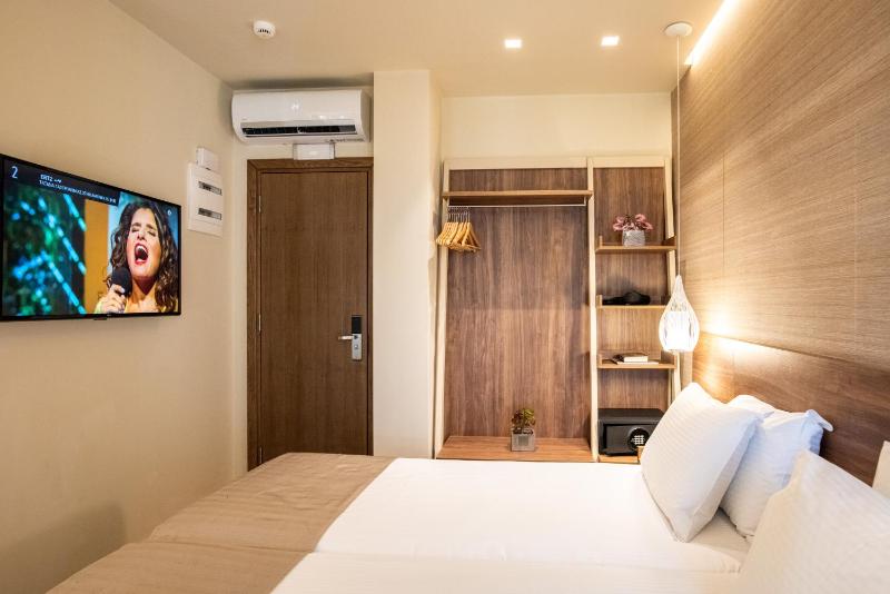 Superior Room with Balcony and City View image 4