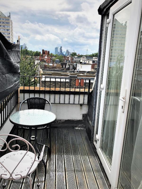 Double Room with Balcony image 3