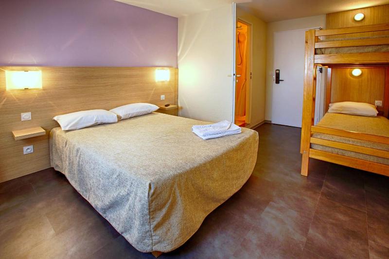 Classic Quadruple Room image 3