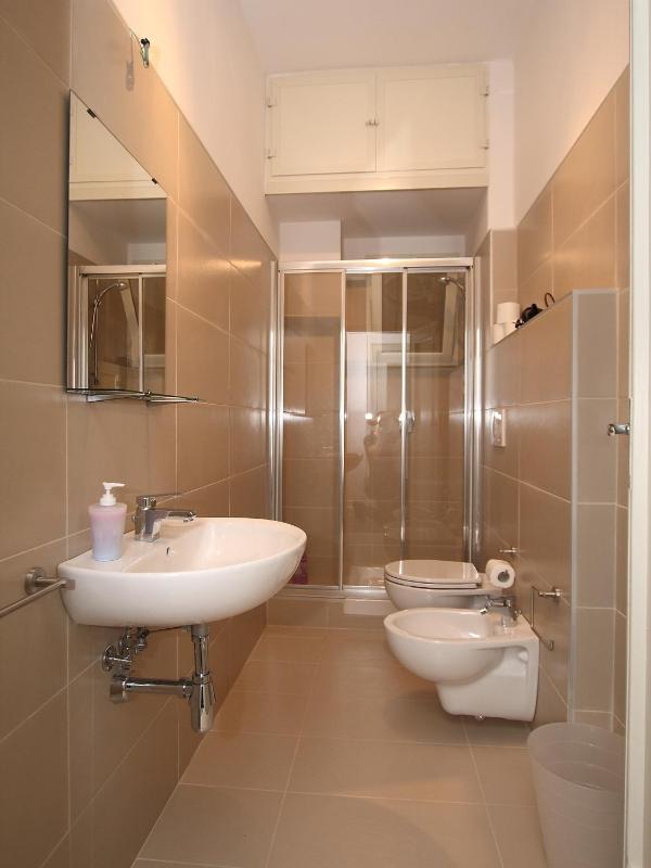 Standard Double Room with Shared Bathroom image 3