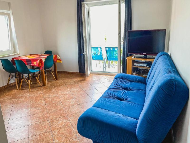 One-Bedroom Apartment with Balcony and Sea View image 1