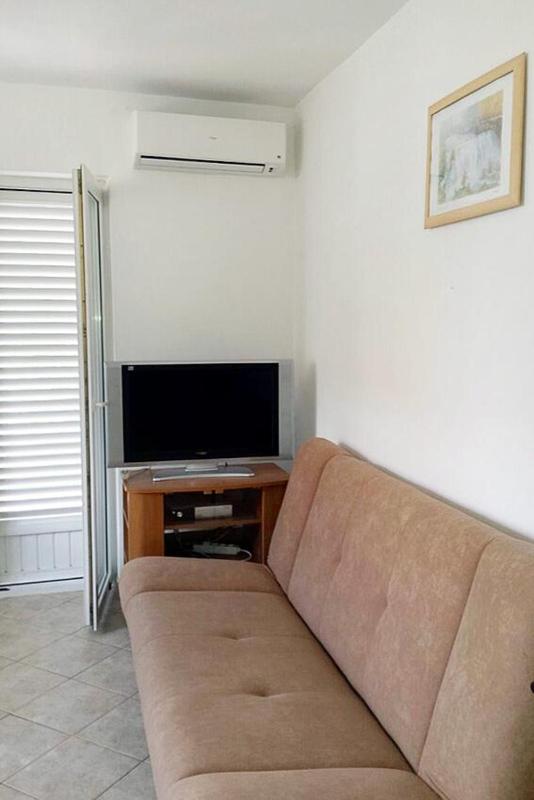 One-Bedroom Apartment with Terrace and Sea View image 2