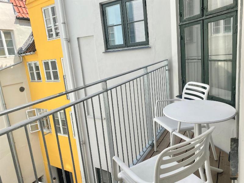 Regent 3 - Popular 3-Bdr Apt with Balcony in Centre - image 13
