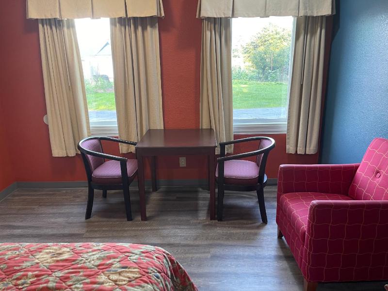 Deluxe King Room image 3
