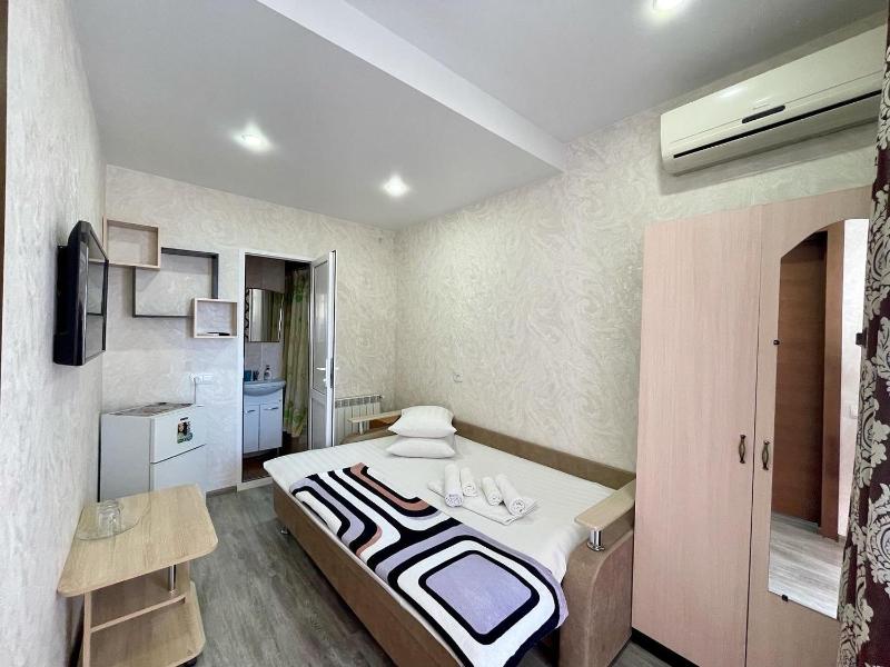 Standard Double Room image 3