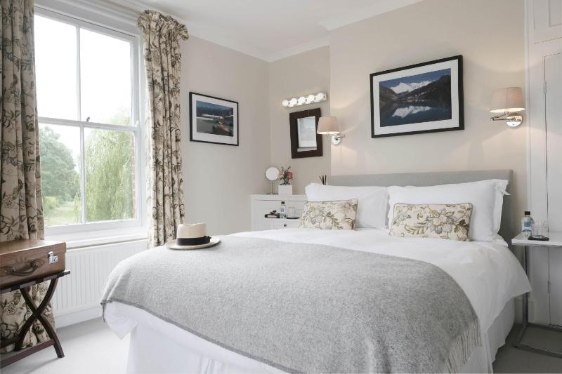 Deluxe Double Room image 3
