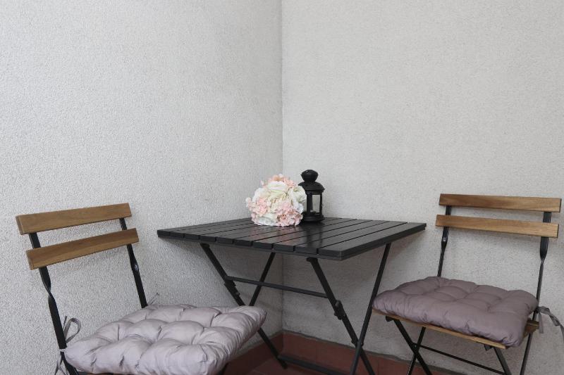 Studio Apartment with Balcony image 4