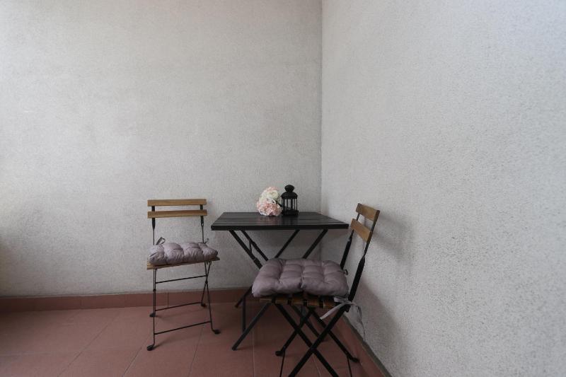 Studio Apartment with Balcony image 3