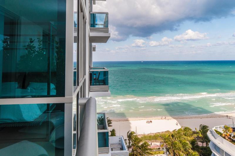 One-Bedroom King Suite with Ocean View and City View image 1