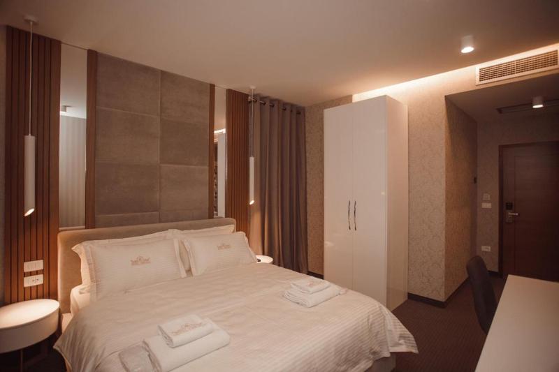 Deluxe Double Room image 3