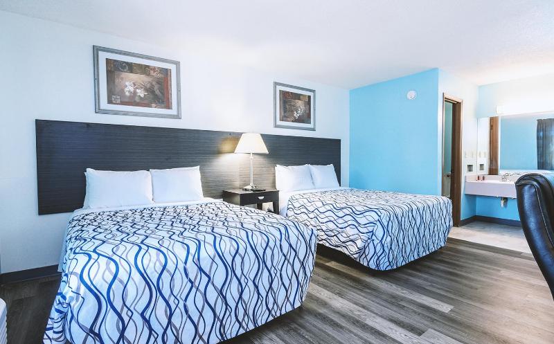 Queen Room with Two Queen Beds - Non-Smoking image 4