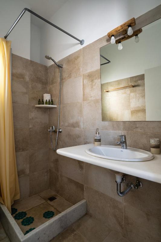 Budget Triple Room with Street view | No Balcony image 2