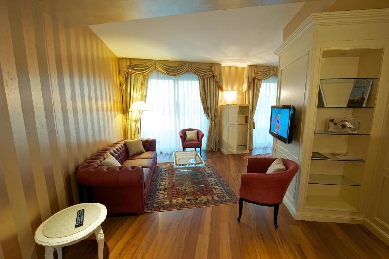 Suite with Terrace image 3