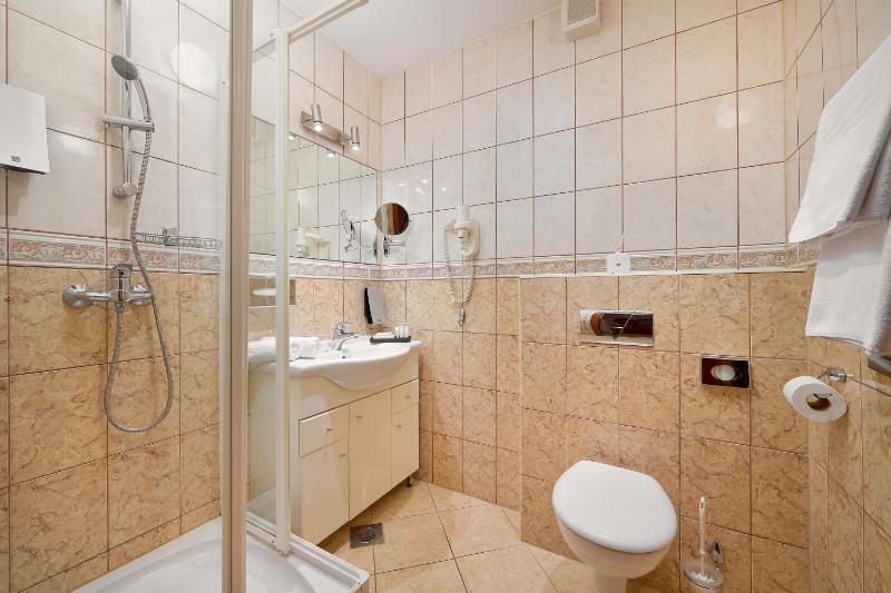 Twin Room image 3