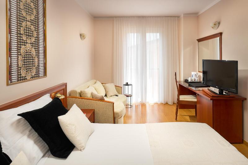 Twin Room image 4
