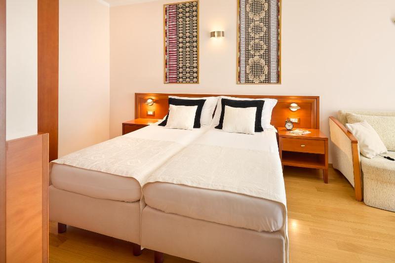 Twin Room image 2